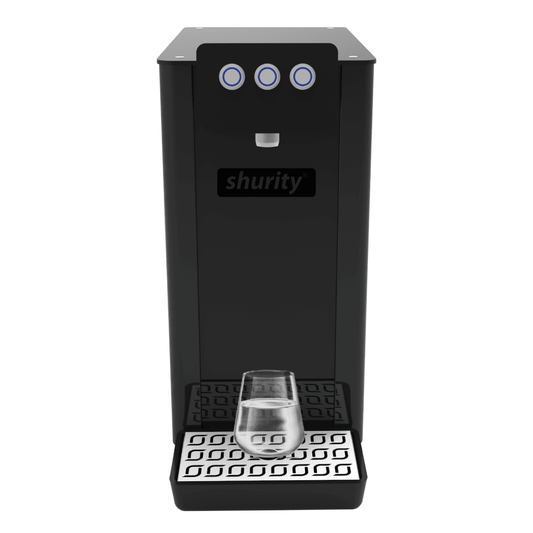 Erogatore d'acqua nero Shurity con bicchiere, sistema trattamento acqua AcquaVitale
