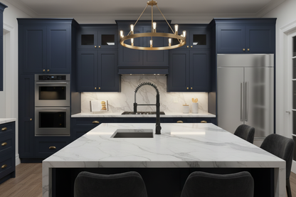Rubinetto Milano a molla nero opaco in cucina luxury blu navy con marmo bianco e dettagli oro