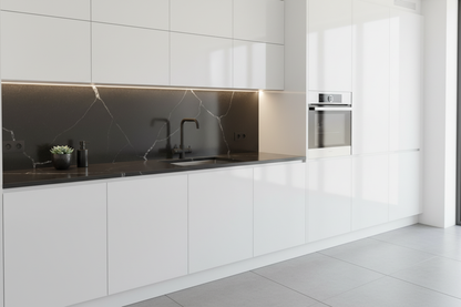 Rubinetto Monza design angolare nero opaco in cucina moderna bianca