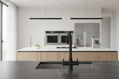 Rubinetto Verona nero opaco installato in cucina moderna di design